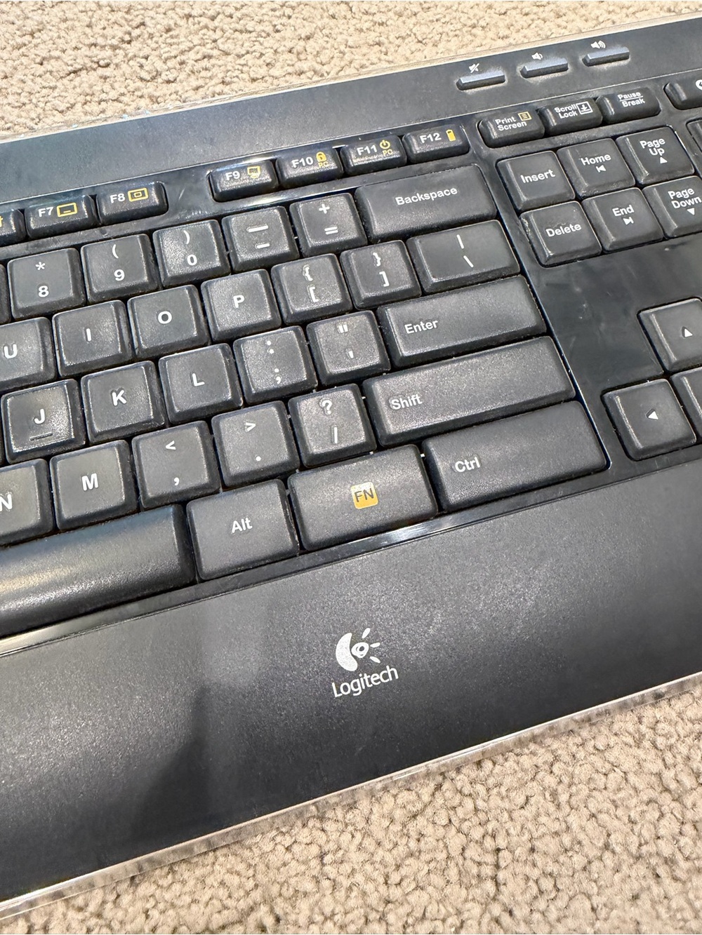 Logitech MK520 Wireless Keyboard - Picture 2 of 4